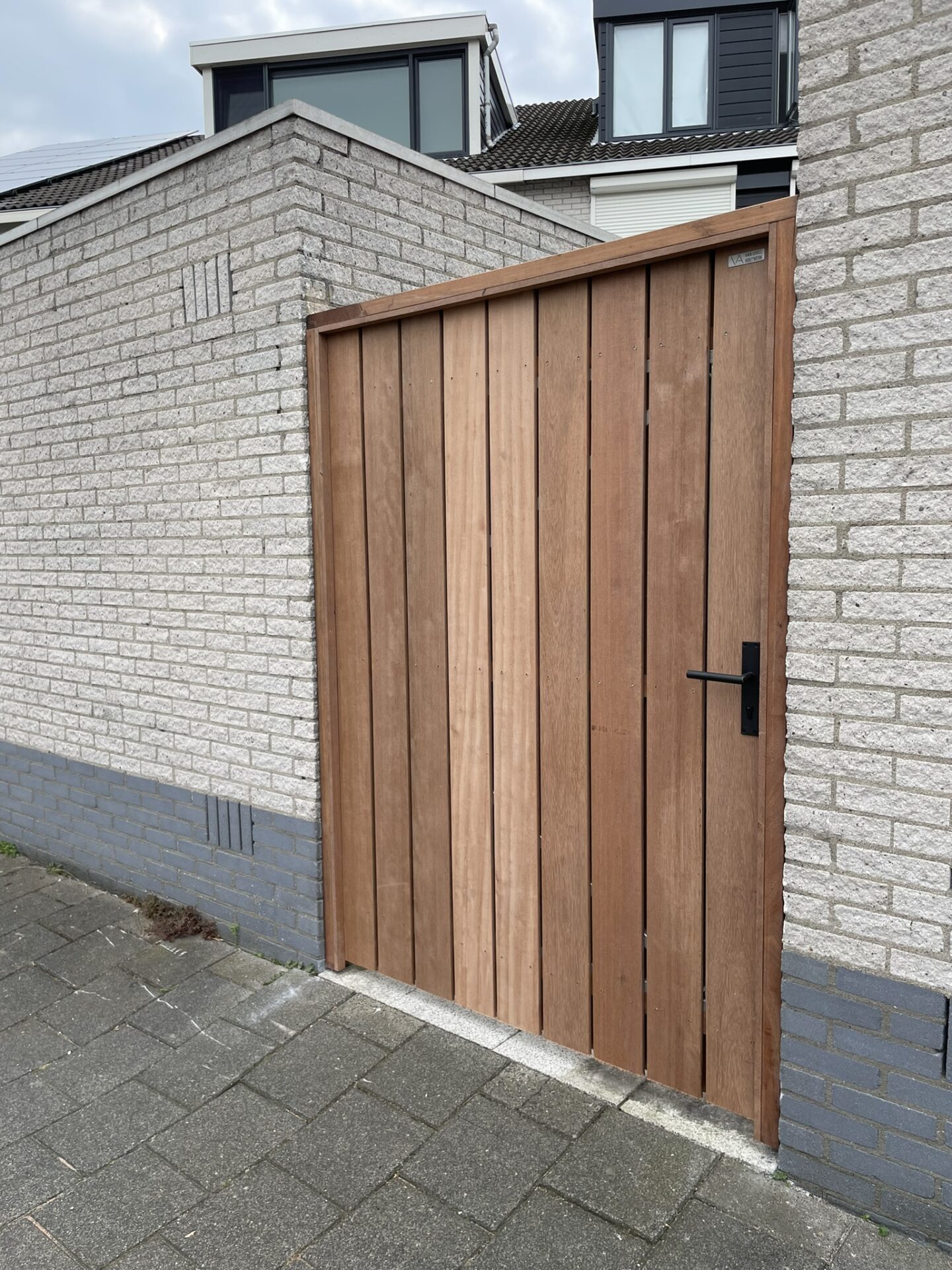Hardhouten tuinpoort op maat gemaakt en geplaatst