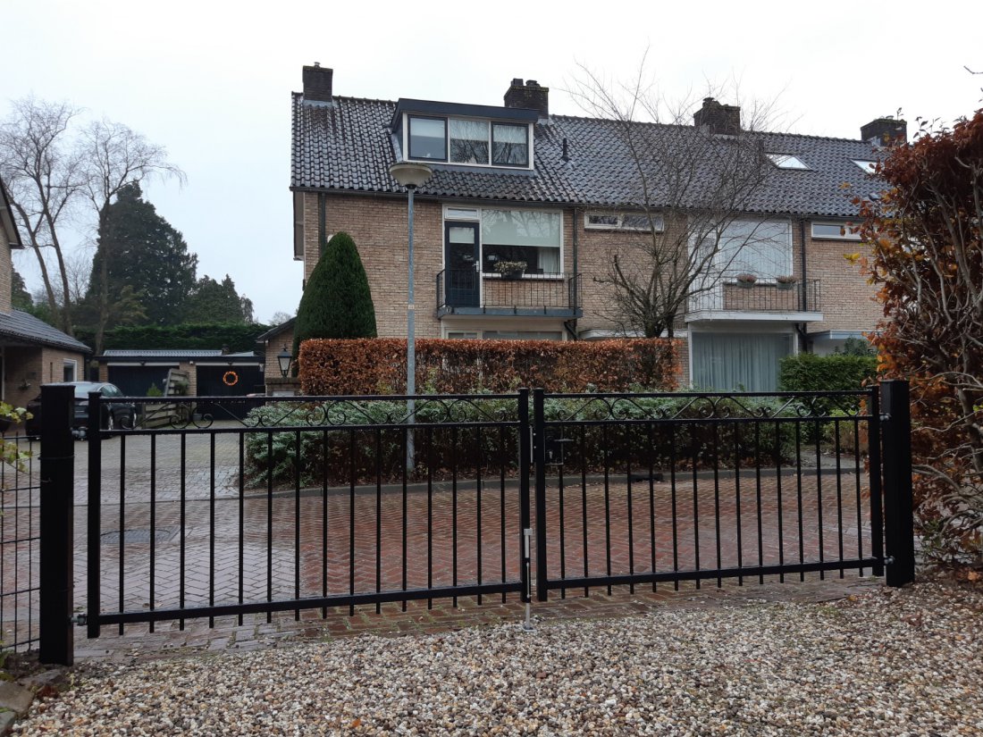 Toegangspoort in RAL 9005 bij een erf