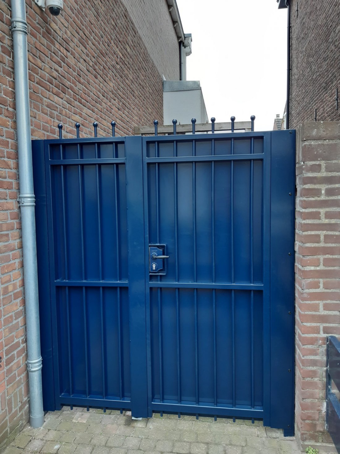 Dichte looppoort naast toegangspoort op een erf
