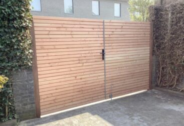 Houten poort passend bij een woning in Leeuwarden