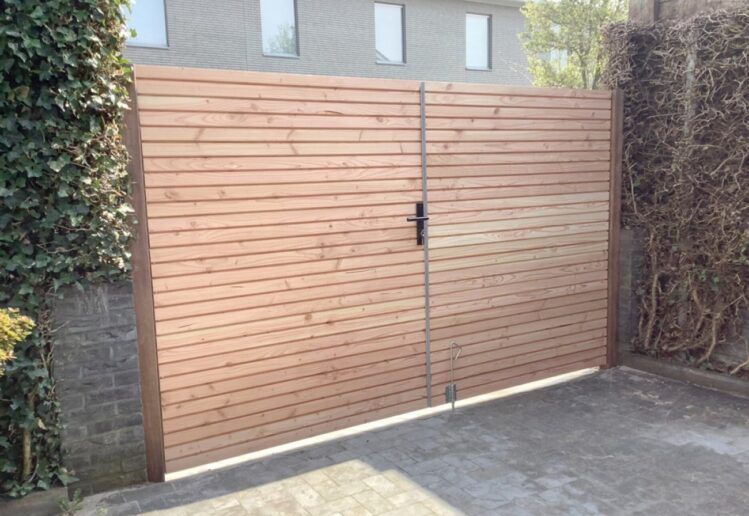 Houten poort passend bij een woning in Leeuwarden