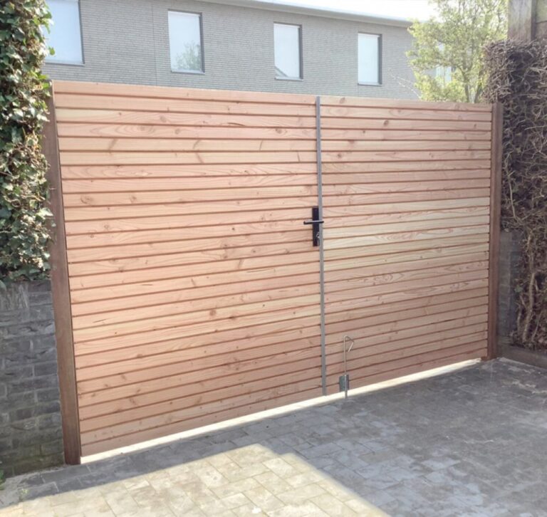 Houten poort passend bij een woning in Leeuwarden