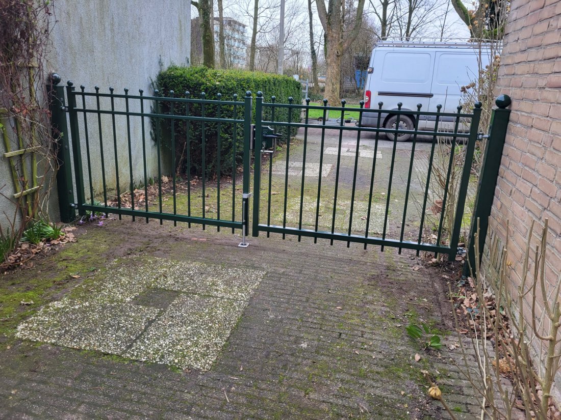 Inrijpoort in RAL 6009 bij een stadswoning