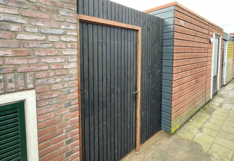 Houten poort in zwart, voorbeeld van afwerking