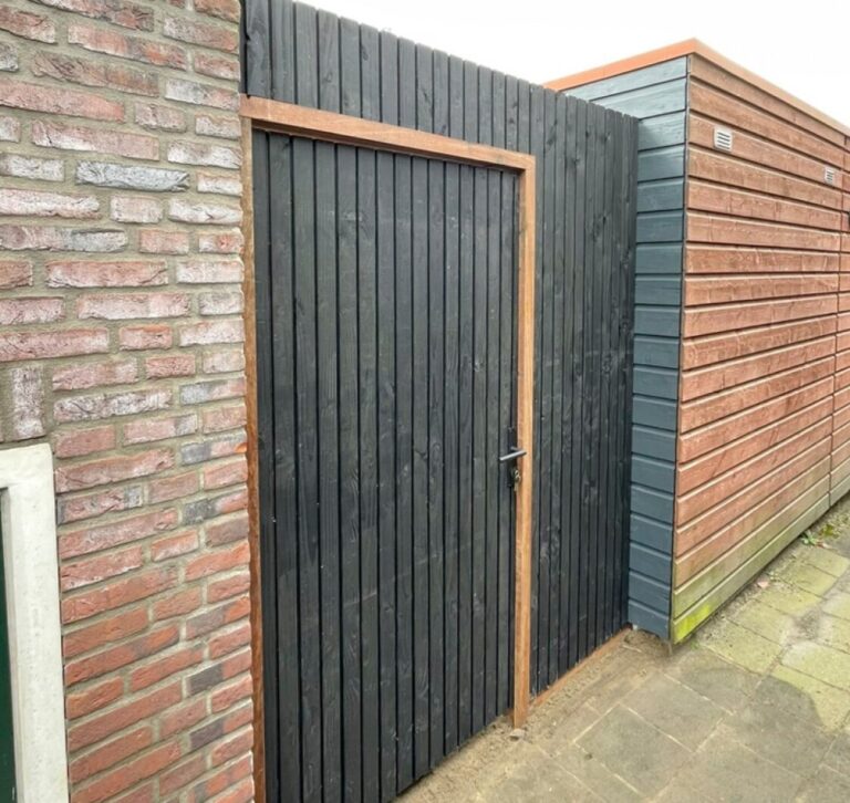 Houten poort in zwart, voorbeeld van afwerking