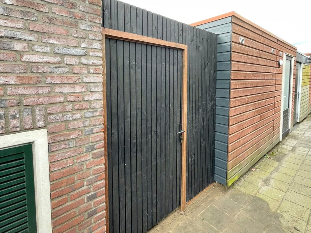 Houten poort in zwart, voorbeeld van afwerking
