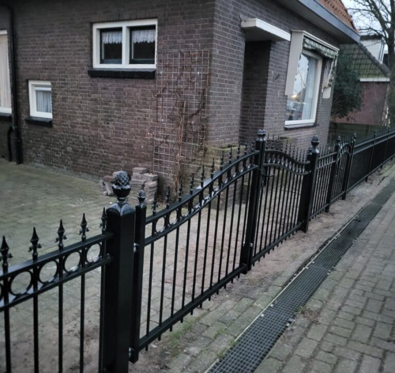 Getoogde inrijpoort in RAL 9005 bij een woning in Heerenveen