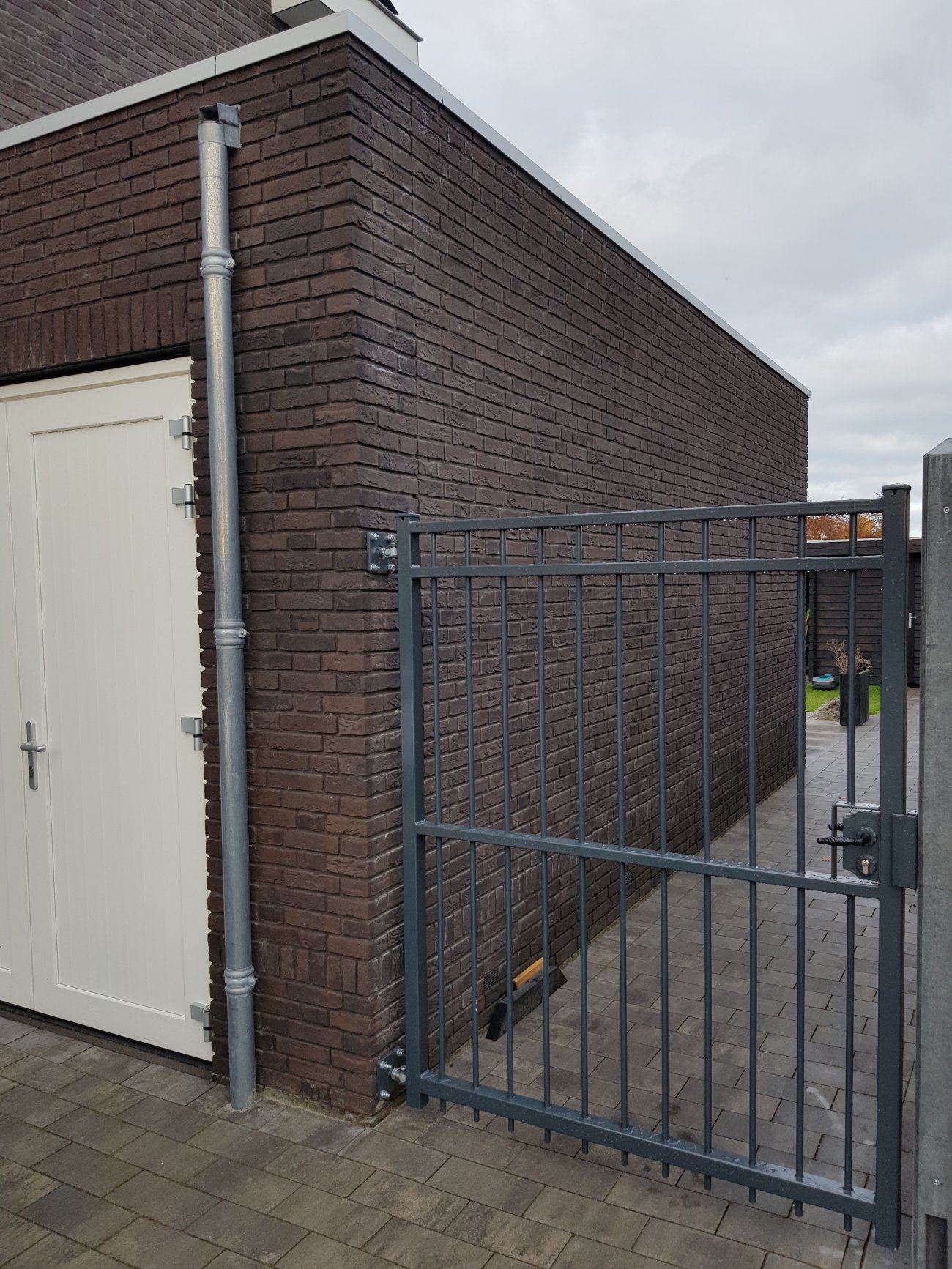 Looppoort bij een doorgang naast toegangspoort