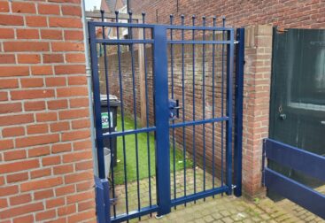 Draaipoort geplaatst bij een woning in Weststellingwerf