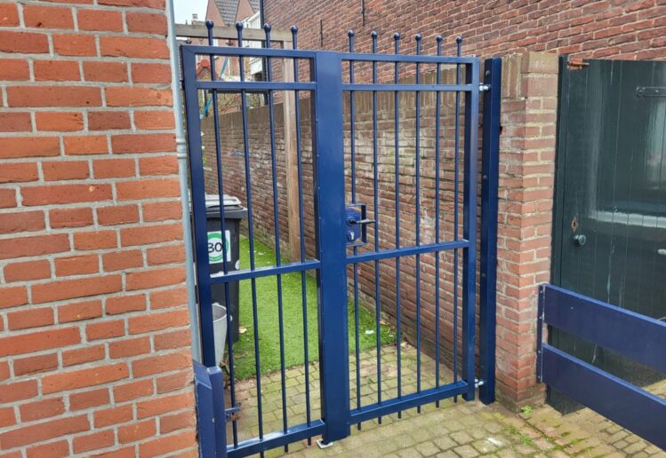 Draaipoort geplaatst bij een woning in Weststellingwerf