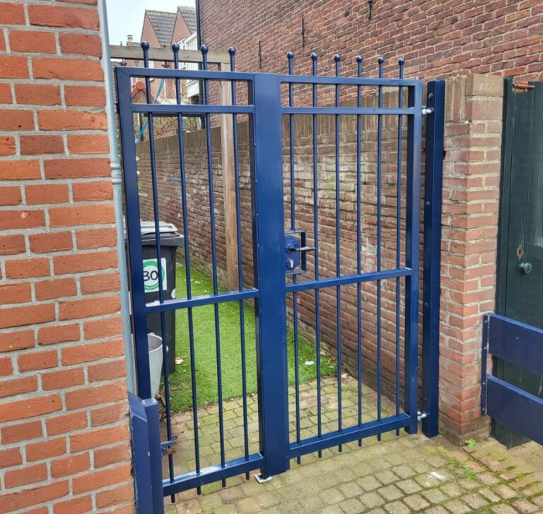 Draaipoort geplaatst bij een woning in Weststellingwerf
