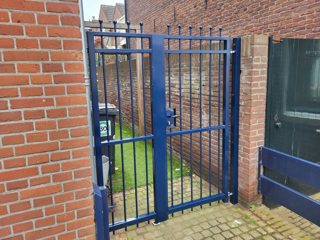 Draaipoort geplaatst bij een woning in Weststellingwerf