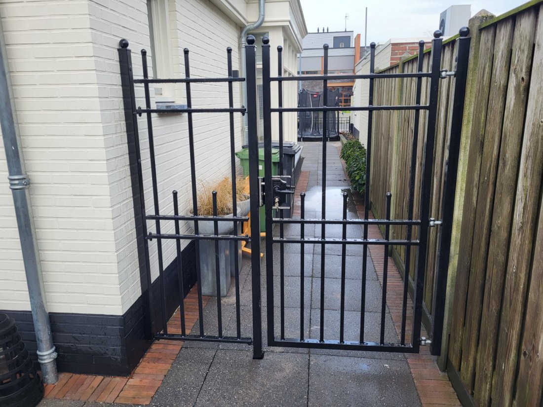 Tuinpoort op maat gemaakt voor een Friese woning