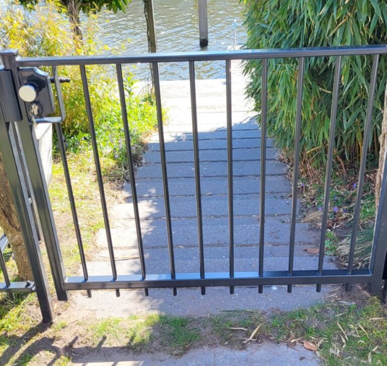 Looppoort geplaatst op kleigrond in Friesland