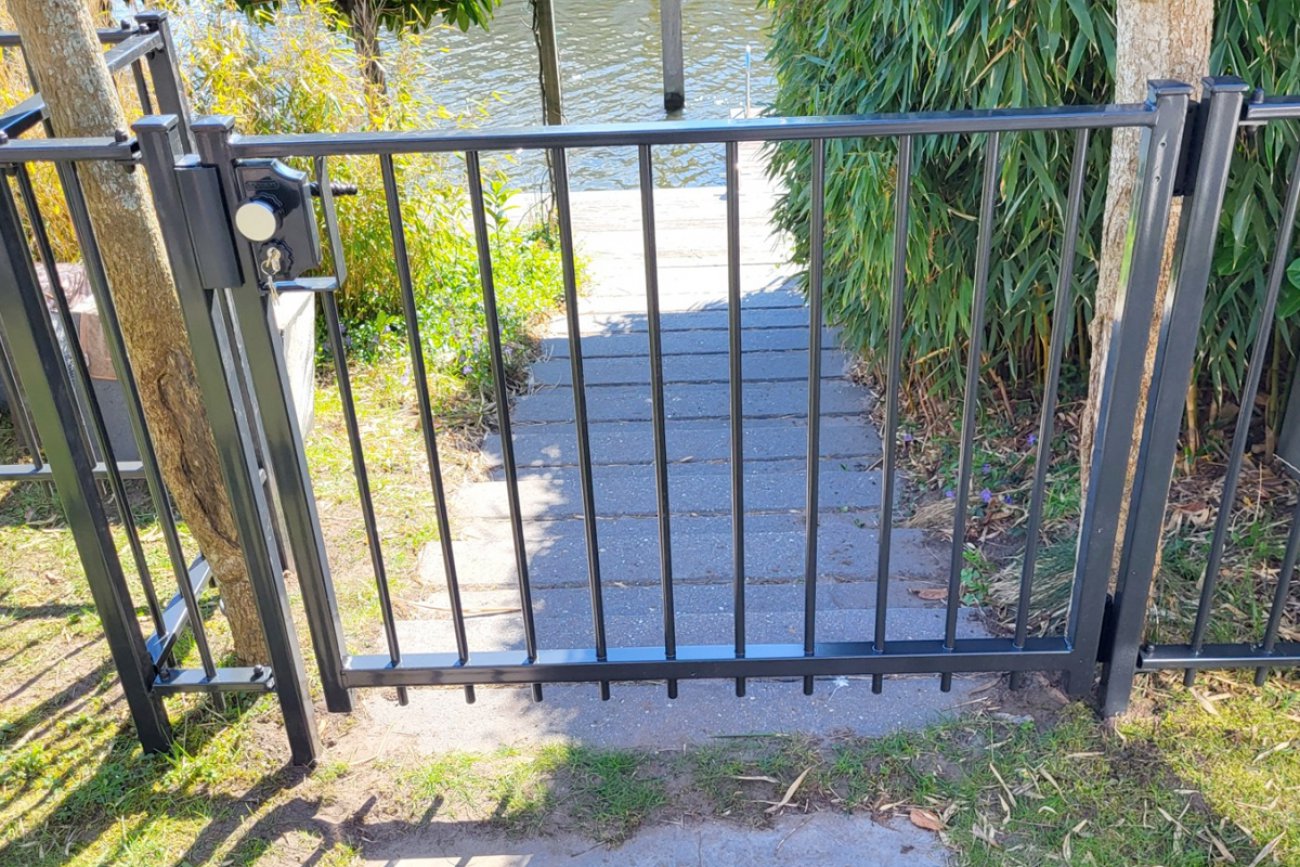 Looppoort geplaatst op kleigrond in Friesland