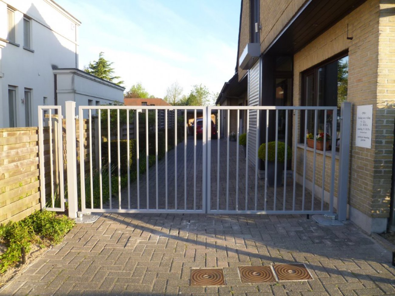 Draaipoort met automatisering, stevig gefundeerd