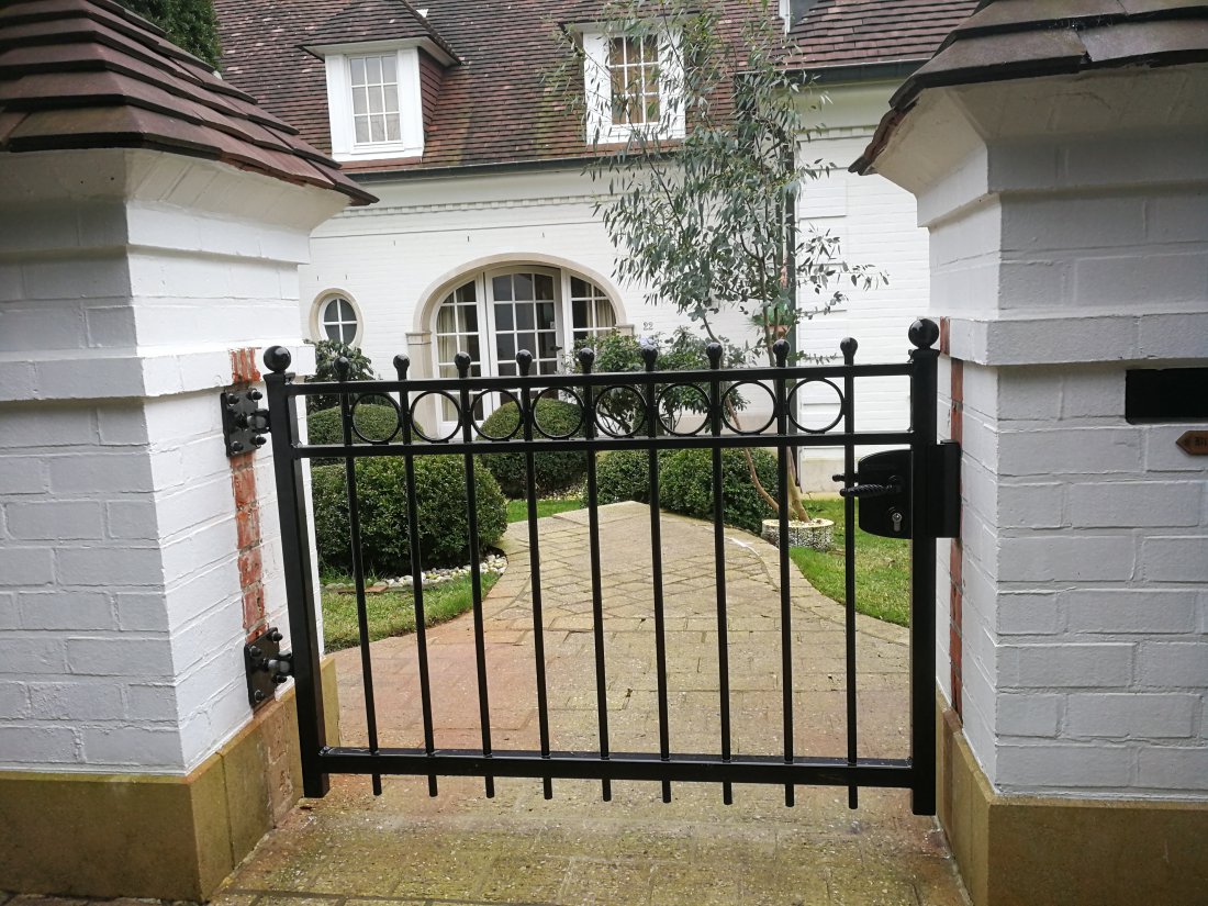 Tuinpoort bij een villa met stevige fundering