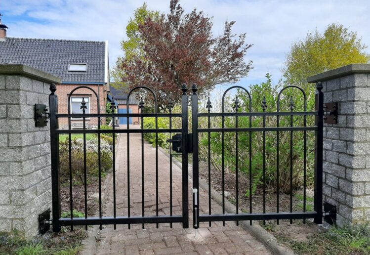 Dubbele toegangspoort geschikt voor een erf