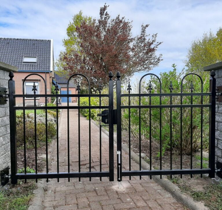 Dubbele toegangspoort geschikt voor een erf