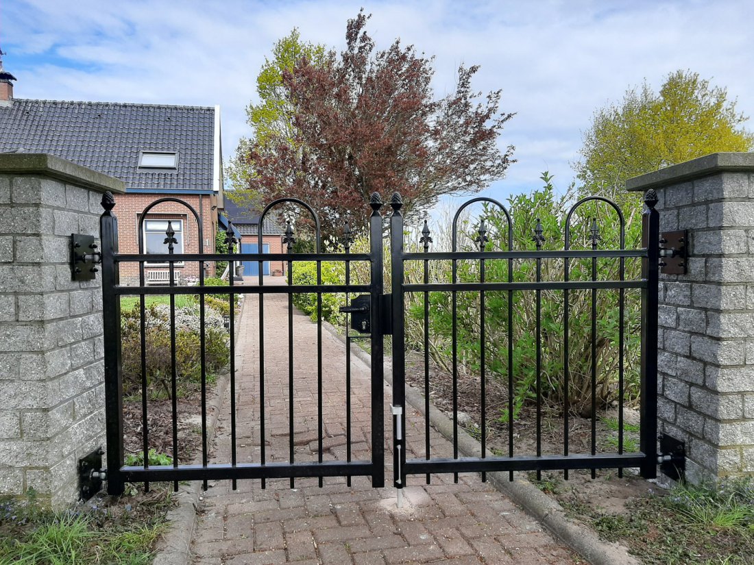 Dubbele toegangspoort geschikt voor een erf