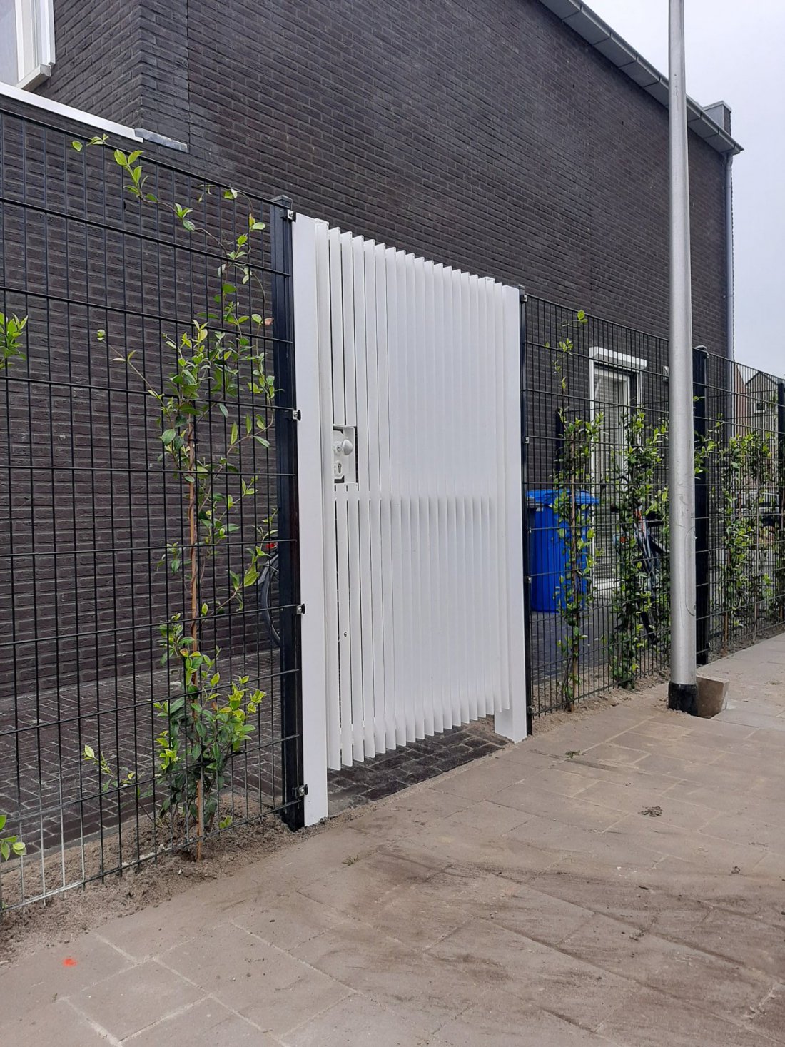 Tuinpoort in RAL 9010 op een erf