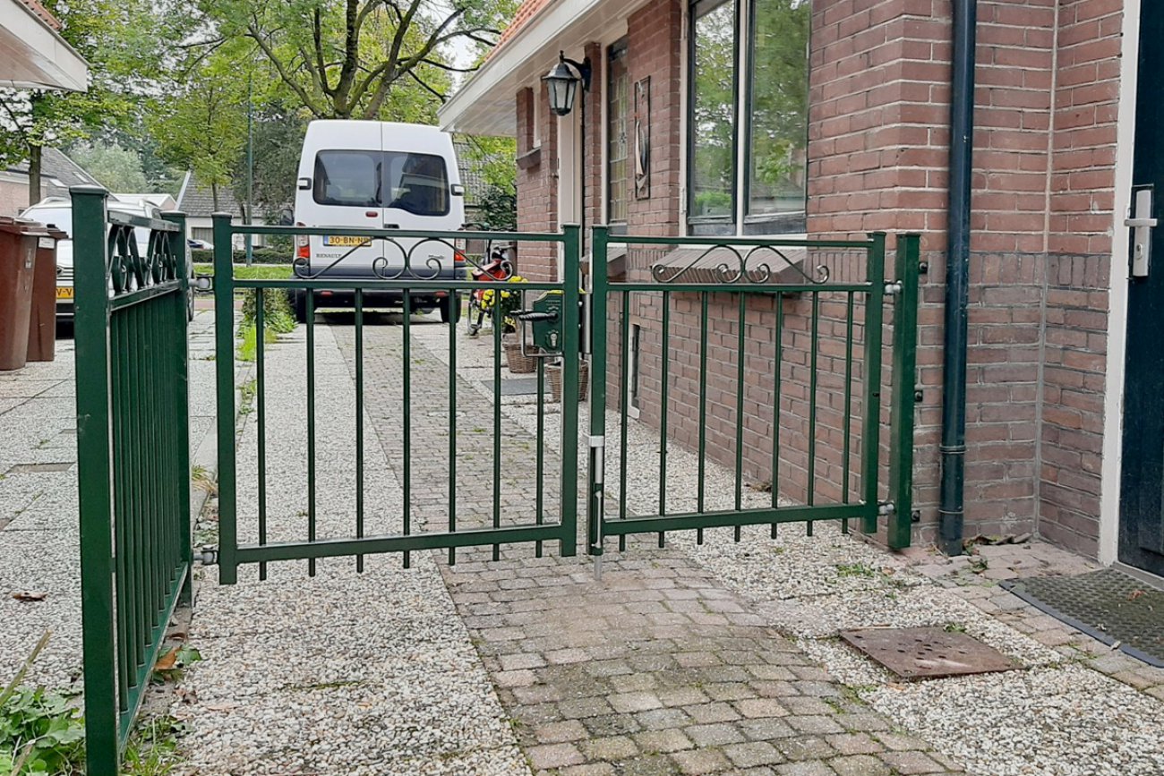 Looppoort naast de inrit van een boerderij