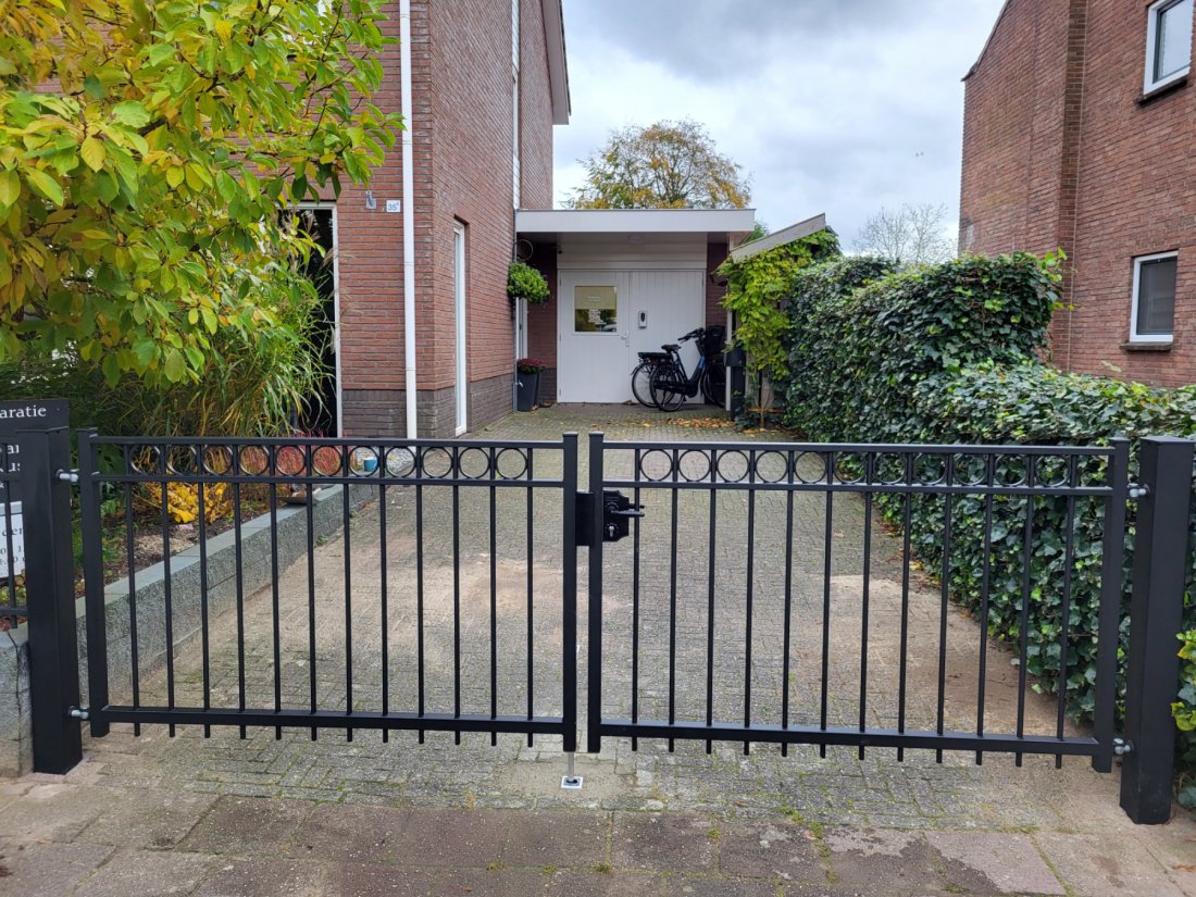 Dubbele draaipoort passend bij een boerderij