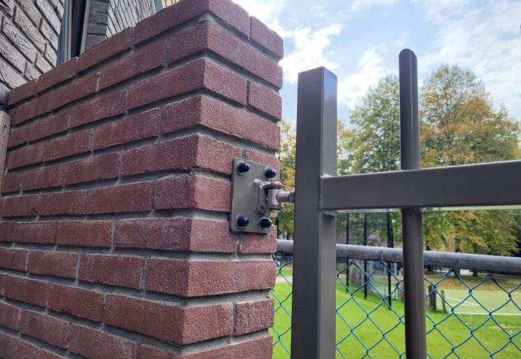 Bevestiging van een stalen poort aan de muur