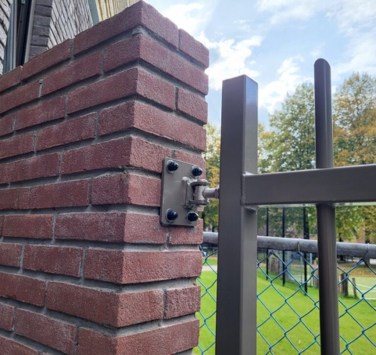 Bevestiging van een stalen poort aan de muur