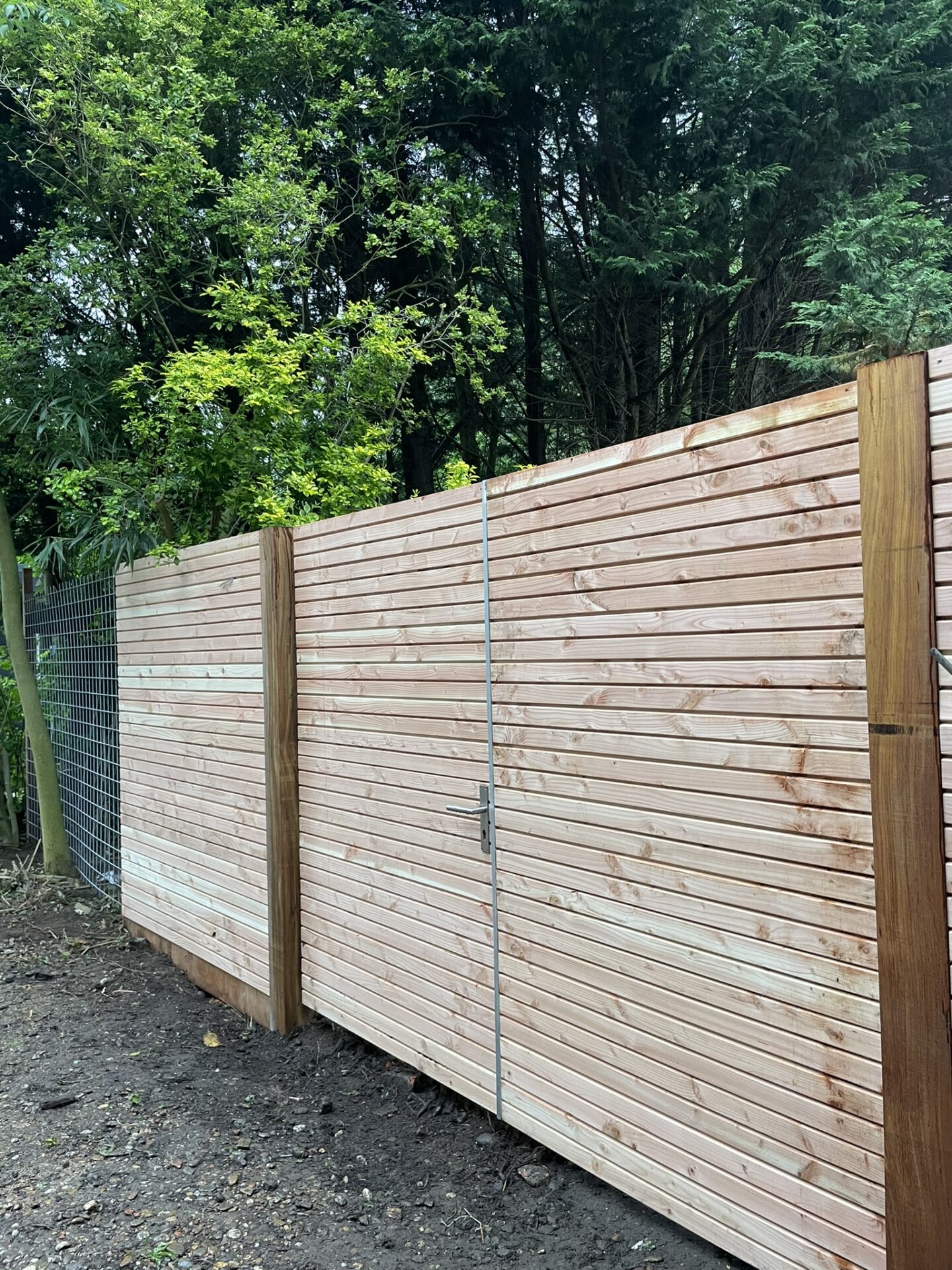 Houten tuinpoort met Deens rabat profiel geplaatst op maat