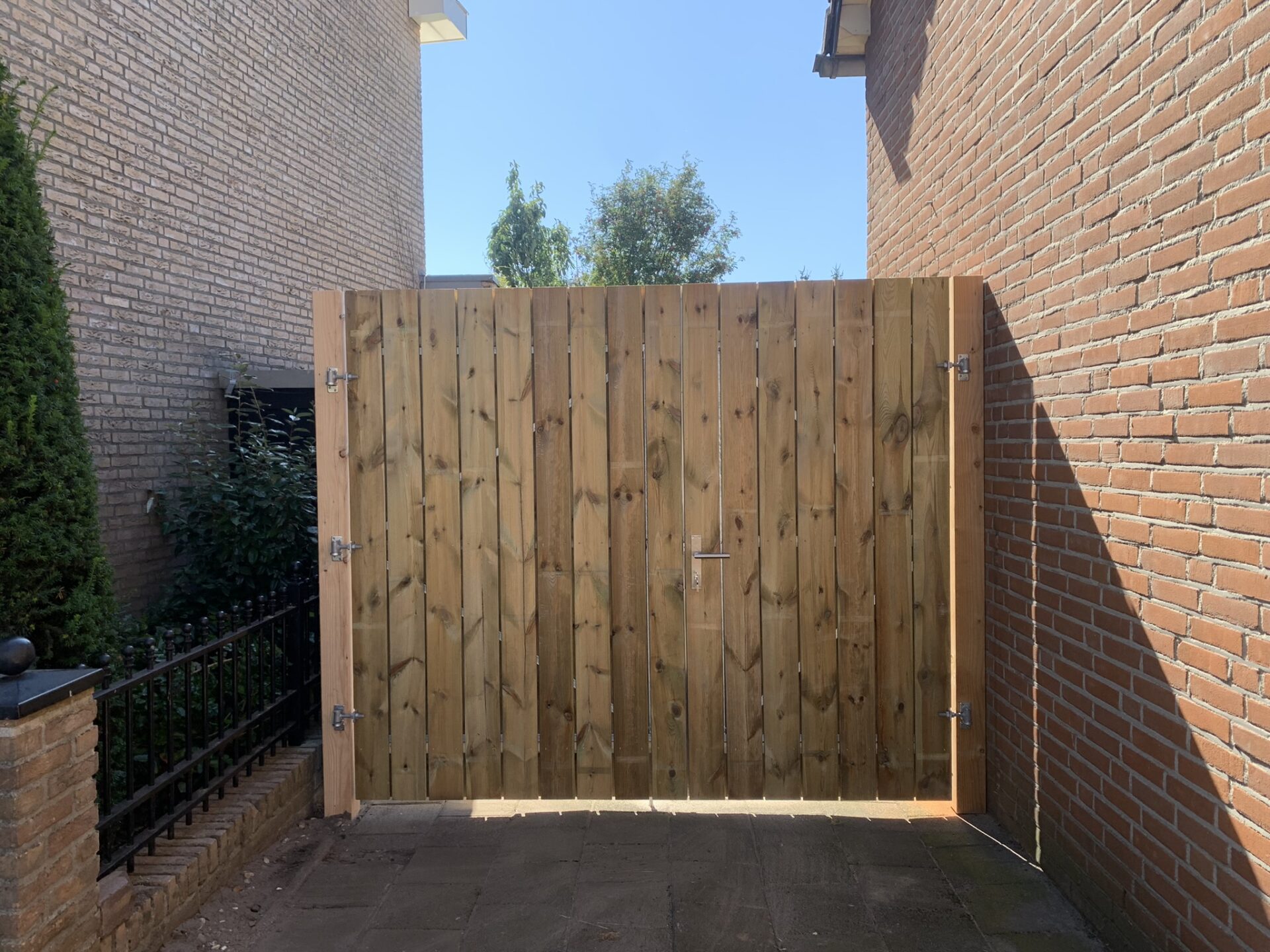 Grenen tuinpoort met verticaal profiel op maat