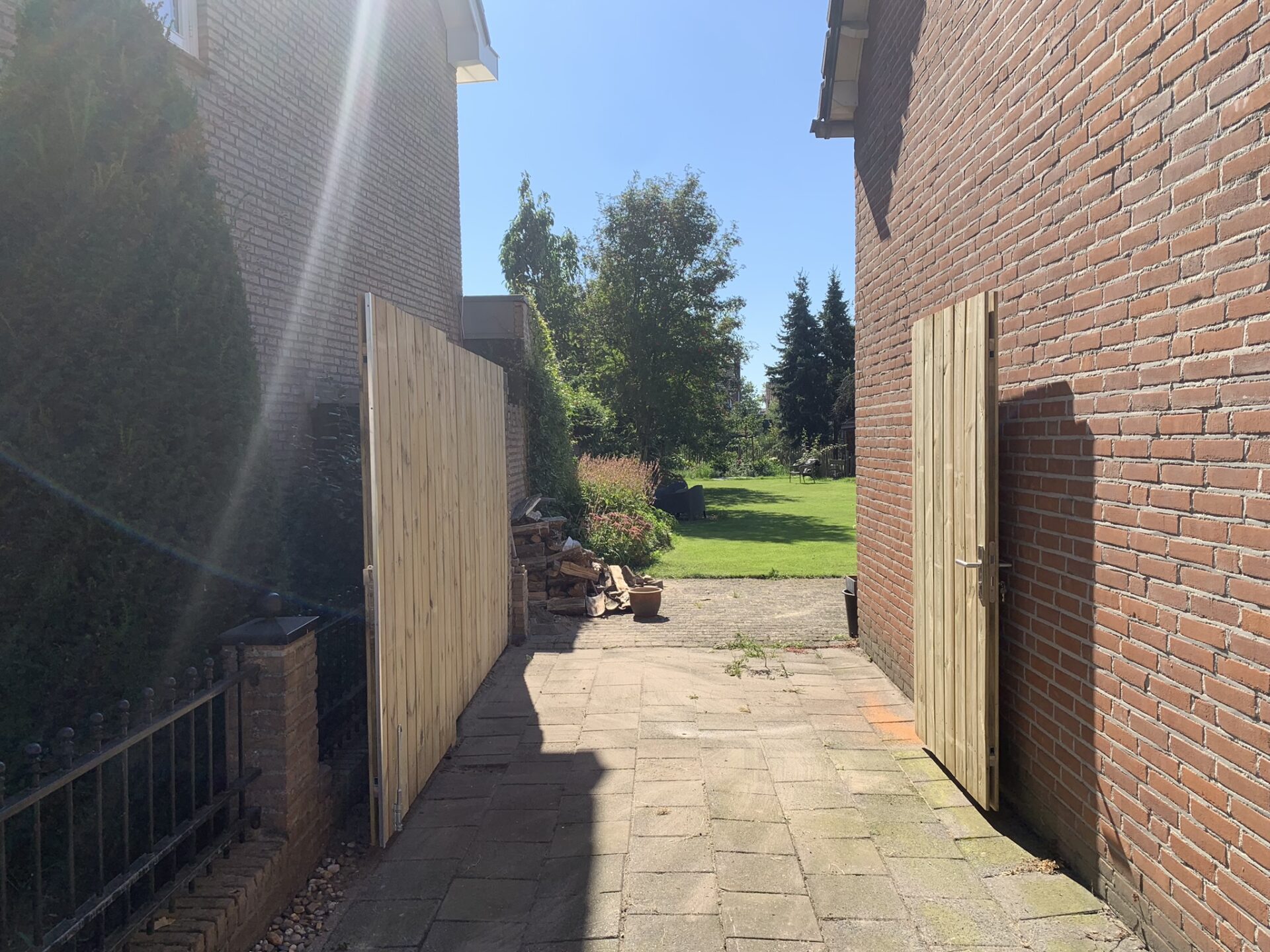 Grenen tuinpoort op maat gemaakt en geplaatst