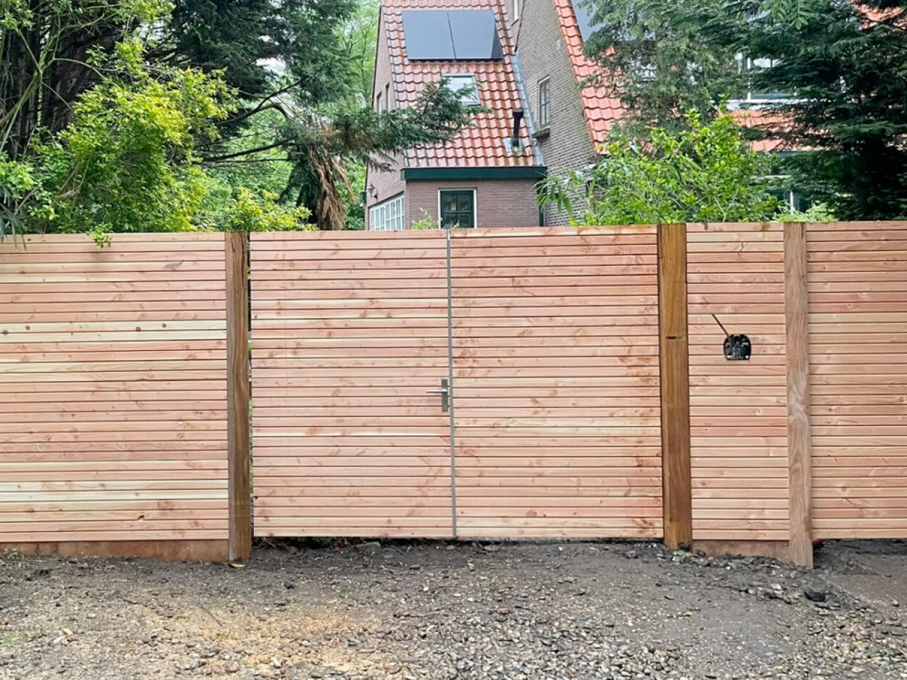 Houten poort in Deens rabat douglas horizontaal bij een erf in Friesland