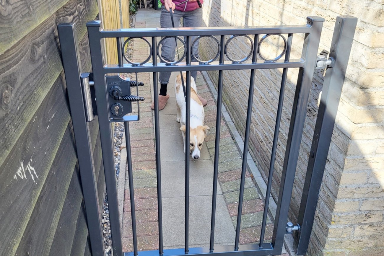 Looppoort bij een woning aan een meer