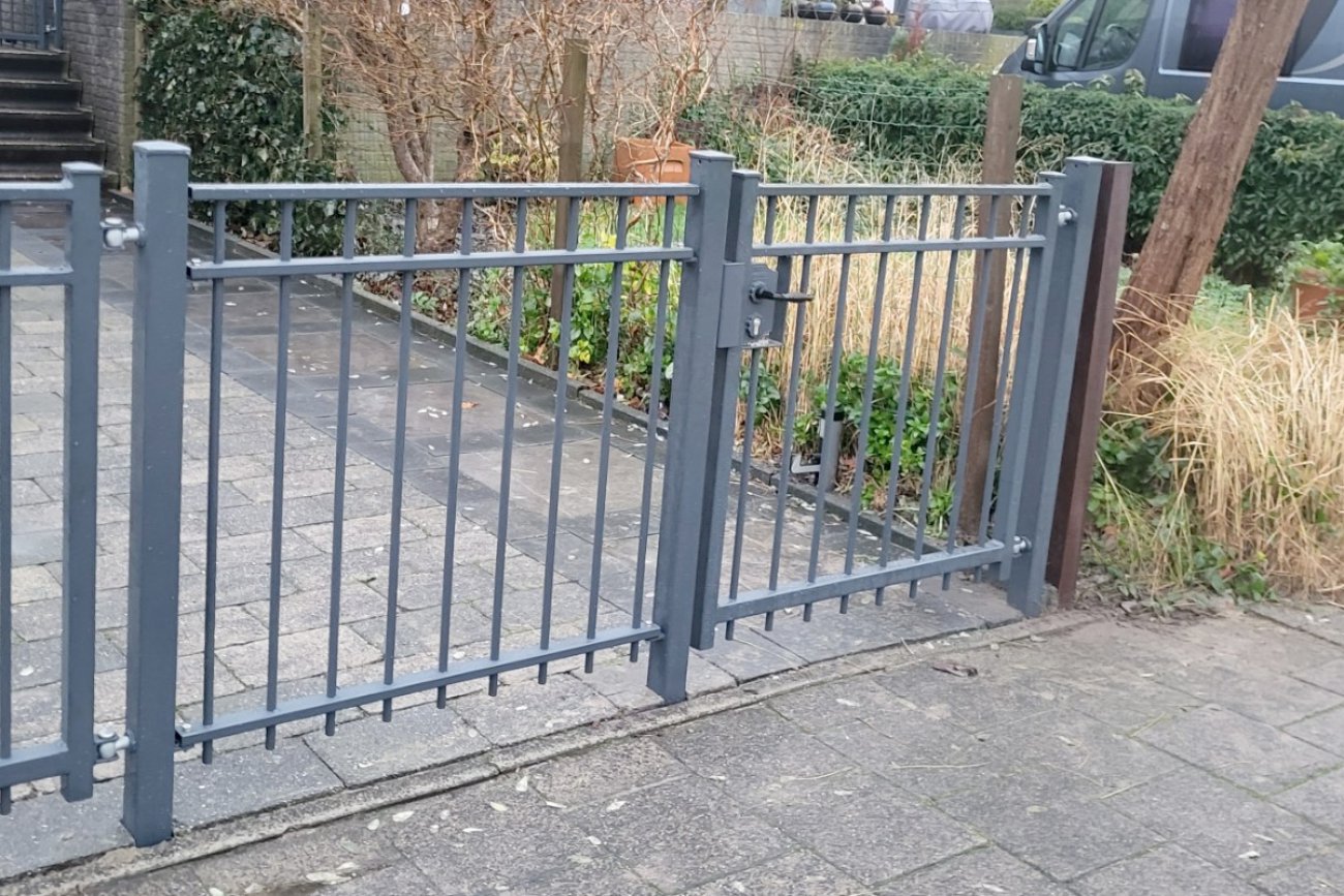Stalen tuinpoort in antraciet geplaatst bij een woning