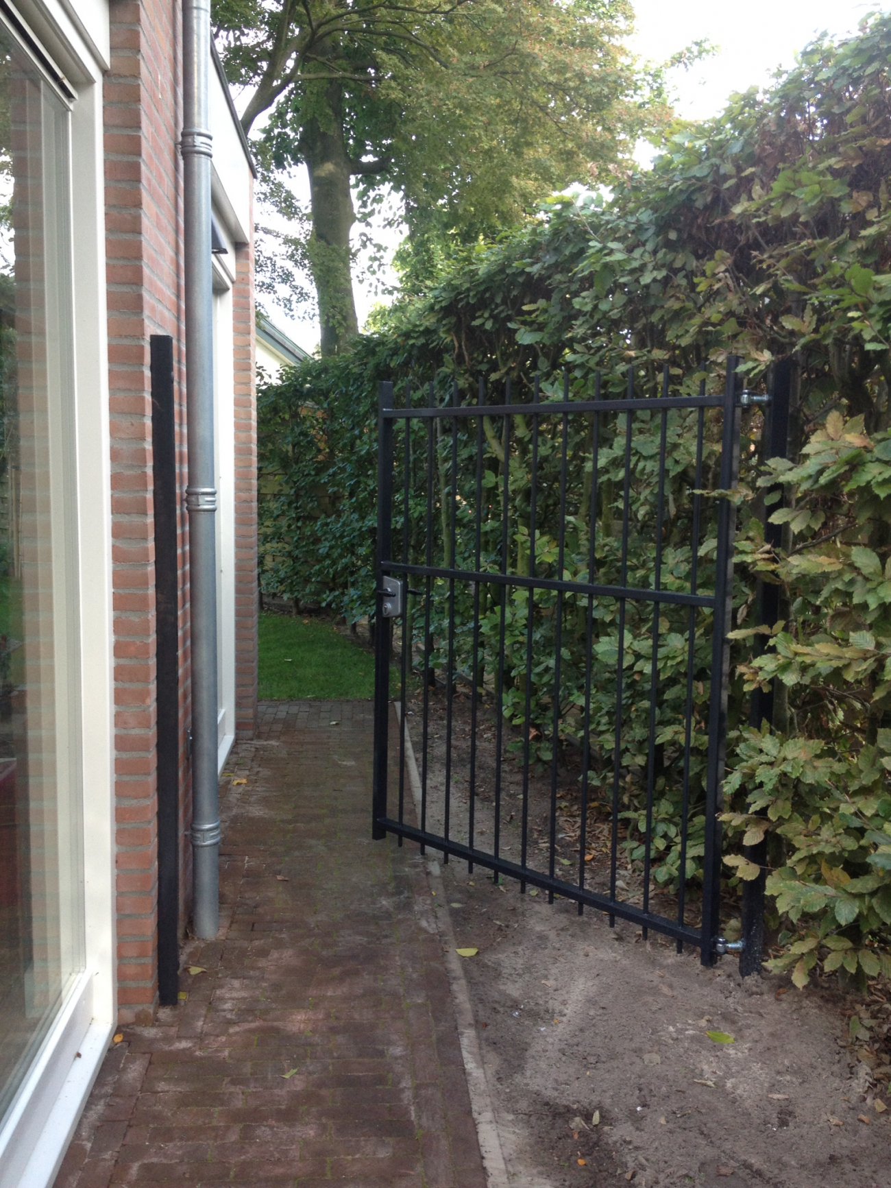 Zware stalen looppoort in een tuin