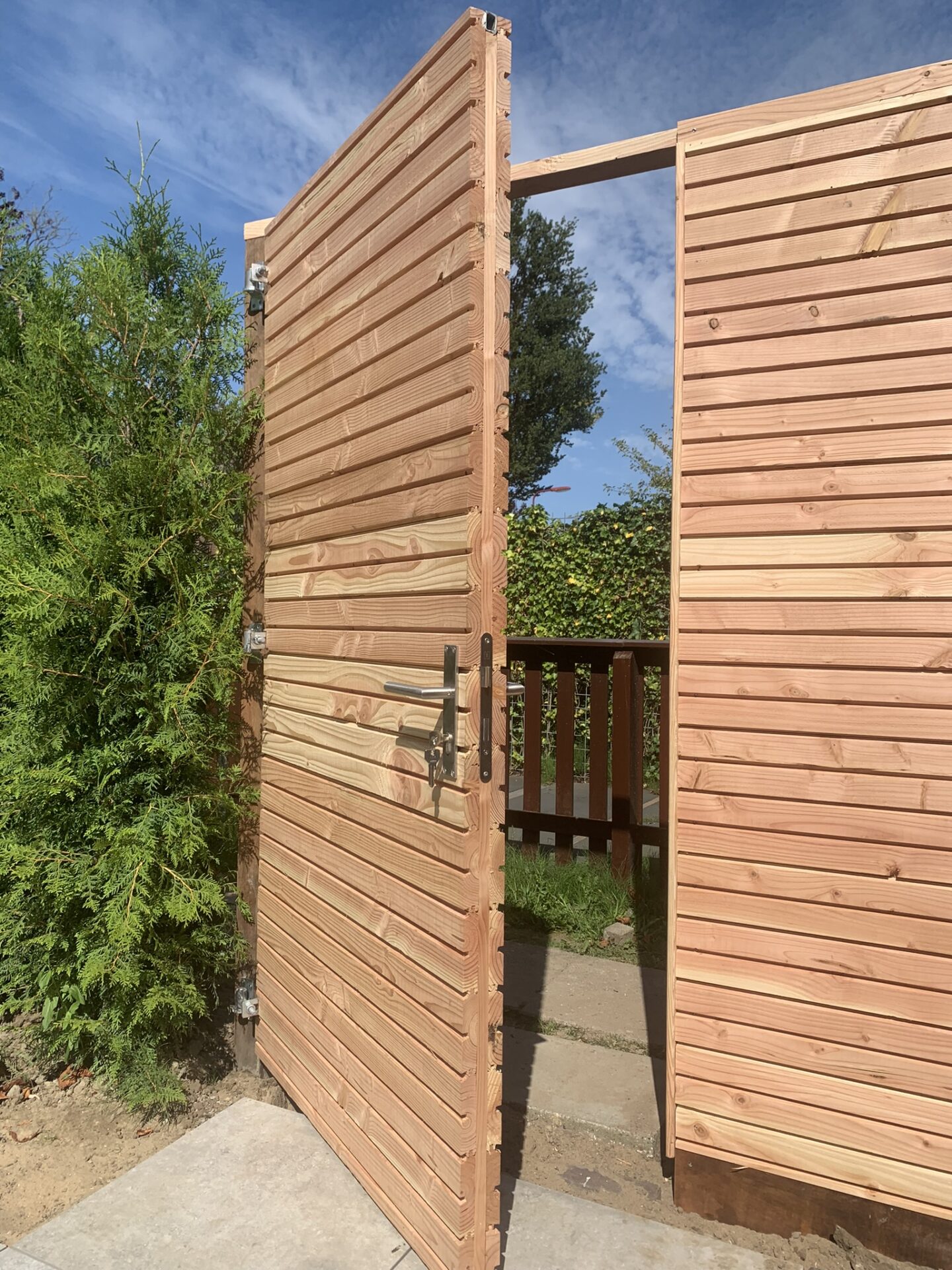 Houten poort met horizontale planken van Douglas