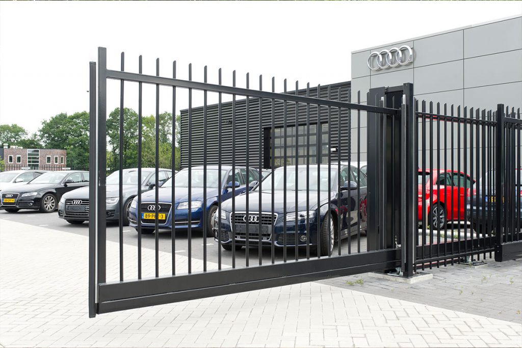 Stalen schuifpoort bij een bedrijfspand