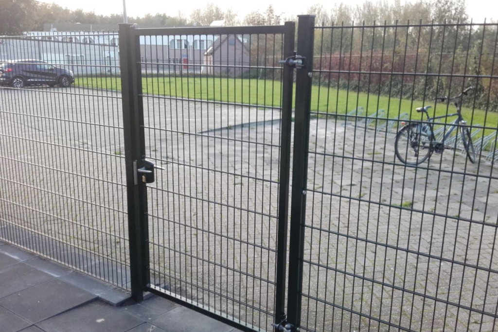 Dubbelstaafmat looppoort in zwart hekwerk